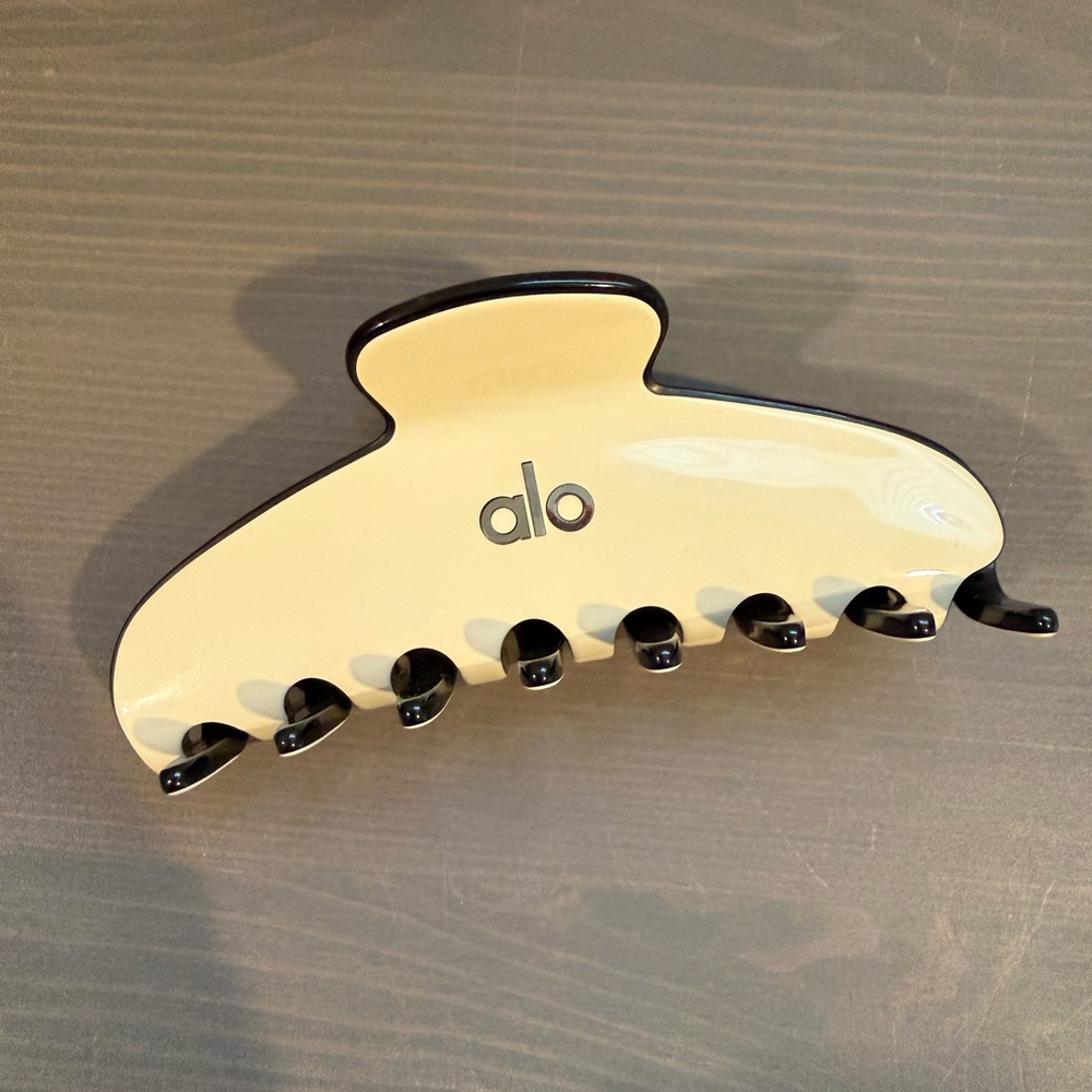 ALO Yoga Hair Clip - cream and Black